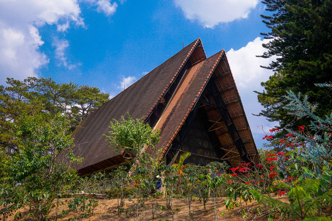 Nhà thờ gỗ mang kiến trúc nhà rông ở Đà Lạt - Vật liệu xây dựng ...